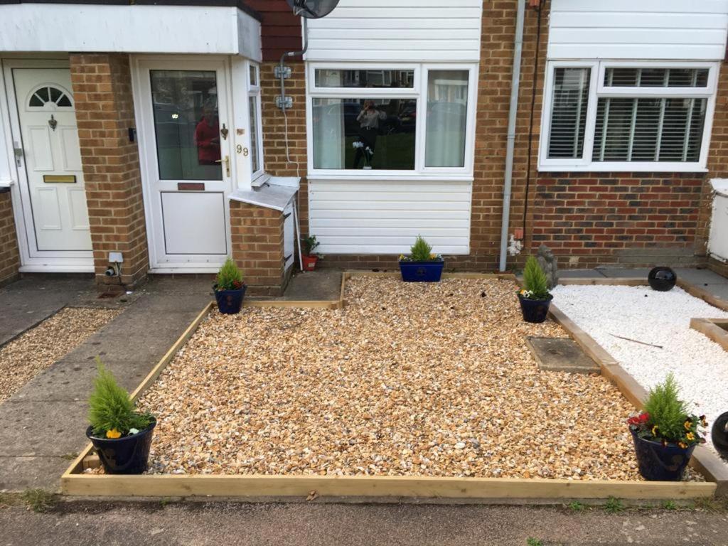 Kb99 Comfy 2 Bedroom House In Horsham, Pets Very Welcome With Easy Links To London And Gatwick المظهر الخارجي الصورة