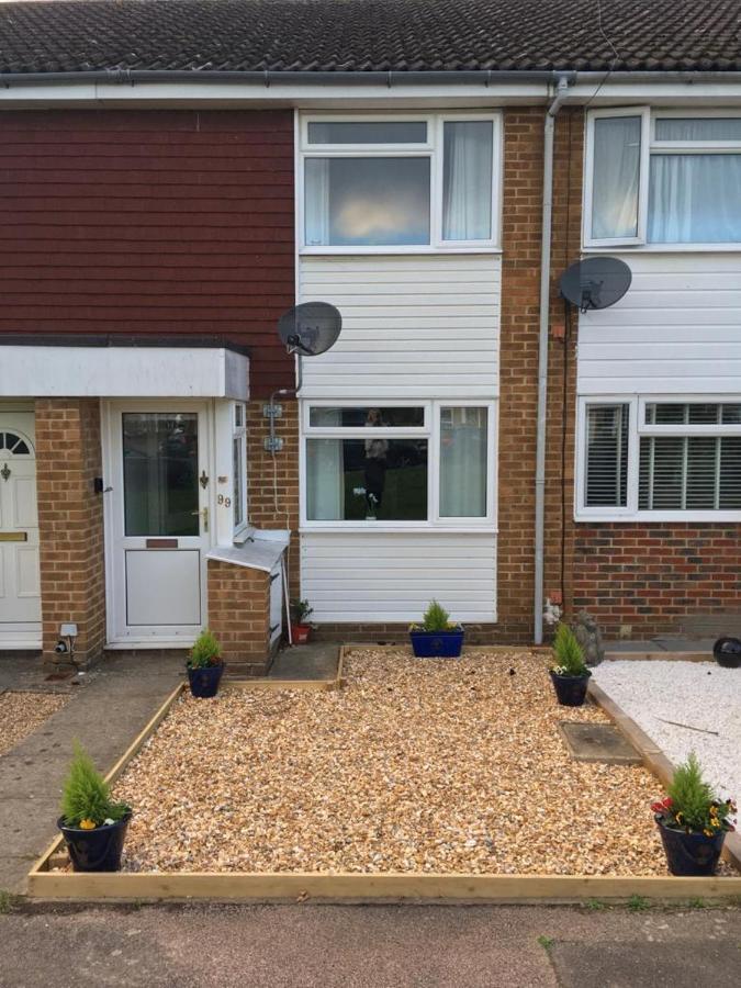 Kb99 Comfy 2 Bedroom House In Horsham, Pets Very Welcome With Easy Links To London And Gatwick المظهر الخارجي الصورة